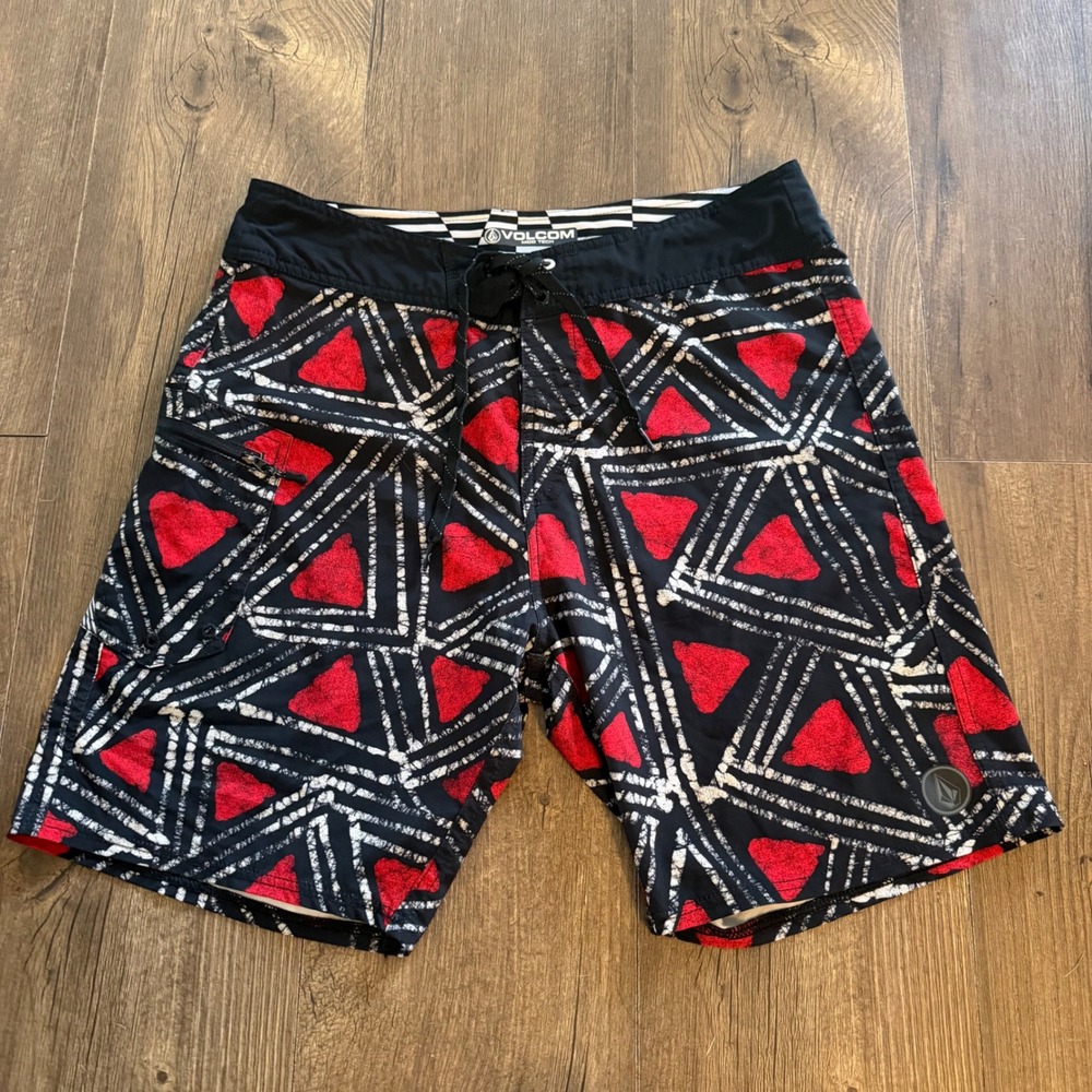 Volcom Board Shorts Mens 32 Red Black Geometric Triangle Print Mod Tech Trunks